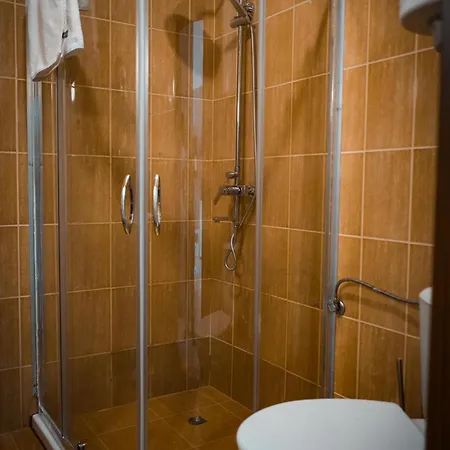 Immaculate 1-bed In Sunny Apartment *