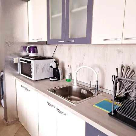 Immaculate 1-bed In Sunny Apartment *